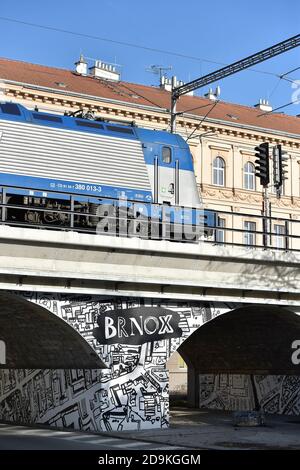 Brno, Repubblica Ceca. 05 novembre 2020. Il Brnox, un progetto di arte sociale di Katerina Seda in via Vlhka a Brno, Repubblica Ceca, il 5 novembre 2020. Seda si è concentrata sulla vita quotidiana nel quartiere della città di Brno chiamato Bronx, abitata da romeni e poveri in generale. Credit: Vaclav Salek/CTK Photo/Alamy Live News Foto Stock