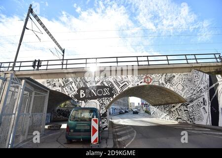 Brno, Repubblica Ceca. 05 novembre 2020. Il Brnox, un progetto di arte sociale di Katerina Seda in via Vlhka a Brno, Repubblica Ceca, il 5 novembre 2020. Seda si è concentrata sulla vita quotidiana nel quartiere della città di Brno chiamato Bronx, abitata da romeni e poveri in generale. Credit: Vaclav Salek/CTK Photo/Alamy Live News Foto Stock