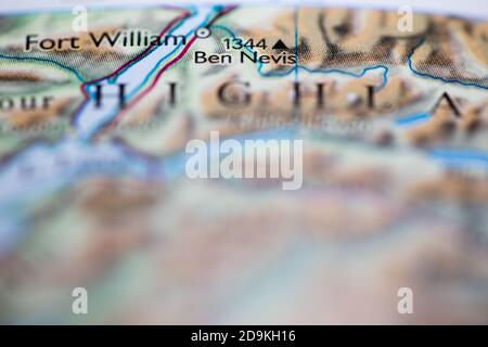 Profondità di campo ridotta fuoco sulla posizione geografica della mappa di Monte ben Nevis in Scozia Europa continente sull'atlante Foto Stock