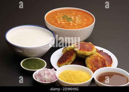 Ragda pattice -Aloo tikki o patata Cutlet o patties è un popolare cibo indiano di strada fatto con patate bollite, spezie. Foto Stock