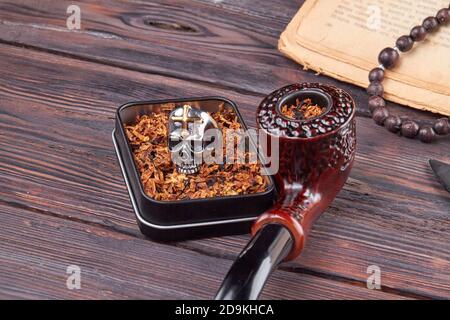 Primo piano fumatori pipa con tabacco. Foto Stock