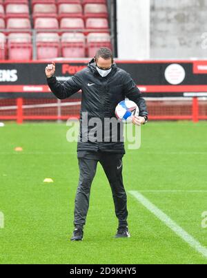 L'arbitro James Bell controlla il campo prima della partita della Lega due tra Crawley Town e Cambridge United al People's Pension Stadium , Crawley , UK - 31 ottobre 2020 - solo per uso editoriale. Nessuna merchandising. Per le immagini di calcio si applicano restrizioni fa e Premier League inc. Nessun utilizzo di Internet/mobile senza licenza FAPL - per i dettagli contattare Football Dataco Foto Stock