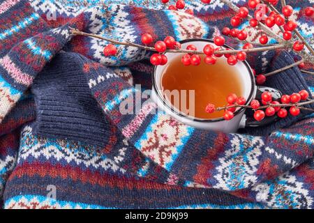 Tazza di tè e ramo di viburum rosso. Foto Stock