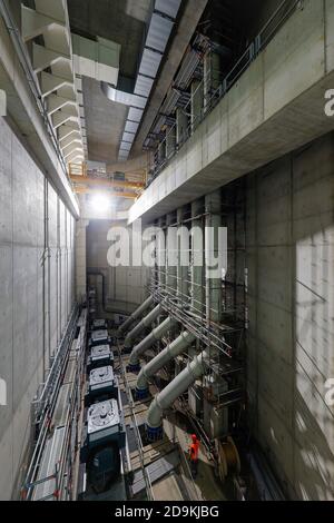 Oberhausen, zona Ruhr, Renania Settentrionale-Vestfalia, Germania, trasformazione Emscher, nuova costruzione della fogna EMSCHER, qui la nuova costruzione della stazione di pompaggio Oberhausen, installazione dei motori per pompe che in futuro convoglieranno 16,000 litri di acque reflue al minuto, La conversione ecologica del sistema Emscher consiste nella costruzione di un sistema centrale di trattamento delle acque reflue nella zona della Ruhr, nella costruzione di fognature e nella rinaturazione dell'Emscher e dei suoi affluenti. Foto Stock