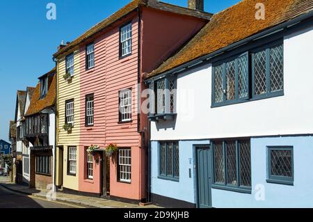 Vecchi cottage lungo tutti i Saints Street in Hastings Old Town, East Sussex, South East England Foto Stock