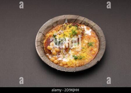 Ragda pattice -Aloo tikki o patata Cutlet o patties è un popolare cibo indiano di strada fatto con patate bollite, spezie ed erbe. Foto Stock