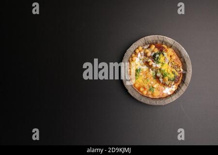 Ragda pattice -Aloo tikki o patata Cutlet o patties è un popolare cibo indiano di strada fatto con patate bollite, spezie ed erbe. Foto Stock