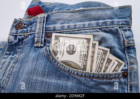 Jeans Mens da primo piano con banconote in dollari. Foto Stock