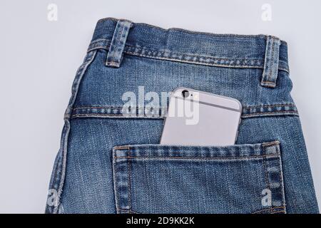 Pantaloni con smartphone in tasca. Foto Stock