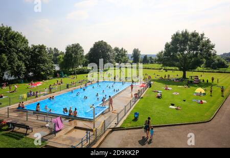 Essen, Nord Reno-Westfalia, Ruhr Area, Germania, la piscina all'aperto Steele si trova direttamente sulla Ruhr, fotografata in occasione della capitale verde d'Europa Essen 2017. Foto Stock