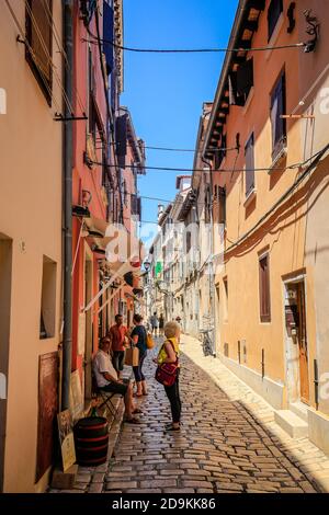 Rovigno, Istria, Croazia - gente nelle strade della città vecchia del porto di Rovigno. Foto Stock