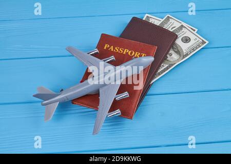 Aeroplano giocattolo e documenti su legno blu. Foto Stock