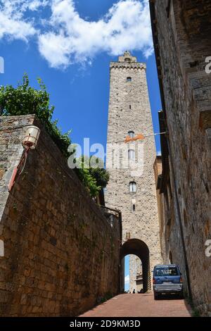 Vista dal basso sul centro storico di San Gimignano, patrimonio dell'umanità dell'UNESCO, con la torre medievale di Torre grossa, Siena, Toscana, Italia Foto Stock