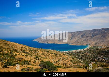 Ormos Korthiou, Andros Island, Cicladi, Grecia - paesaggio costiero con il villaggio di pescatori di Ormos Korthiou. Foto Stock