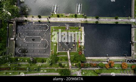 Splendida vista aerea del Palazzo reale dell'acqua di Tirta Gangga a Bali Est, Karangasem, Indonesia. Foto Stock