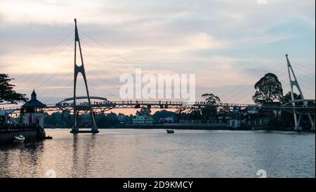 Darul Hana Bridge, kuching, durante il tramonto Foto Stock