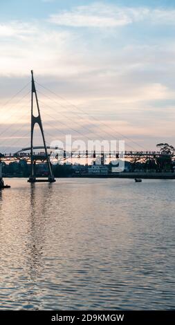 Darul Hana Bridge, kuching, durante il tramonto Foto Stock