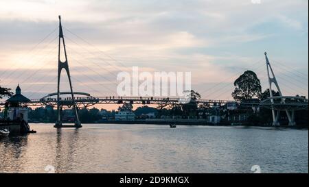 Darul Hana Bridge, kuching, durante il tramonto Foto Stock