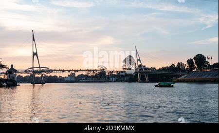 Darul Hana Bridge, kuching, durante il tramonto Foto Stock