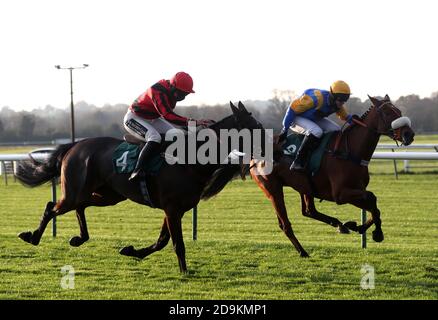 Fliptatious Girl guidato da Jockey David Bass (a destra) sulla loro strada per vincere la British EBF Mares' Standard Open NH Flat Race (GBB Race) (Div 1) al Warwick Racecourse. Foto Stock