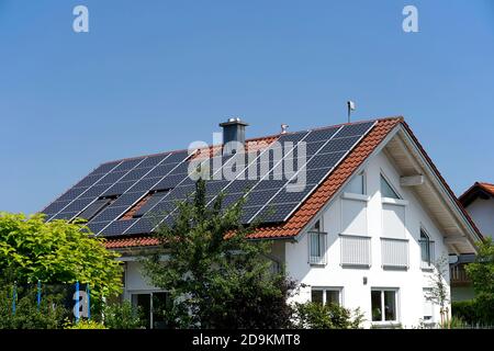 Germania, Baviera, alta Baviera, distretto di Altötting, casa singola, fotovoltaico sul tetto Foto Stock