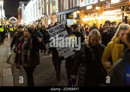 Folla di manifestanti in marcia durante la Million Mask March ha partecipato a molti scettici di blocco, Londra, 5 novembre 2020 Foto Stock