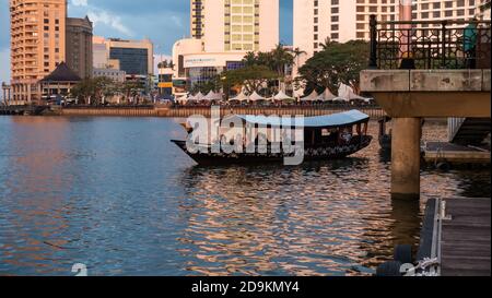 Crociera sul fiume Sarawak in barca lungo il fiume Sarawak a Kuching Lungomare Foto Stock