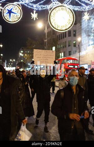 I manifestanti in marcia durante la Million Mask March hanno partecipato a molti scettici di blocco, Londra, 5 novembre 2020 Foto Stock