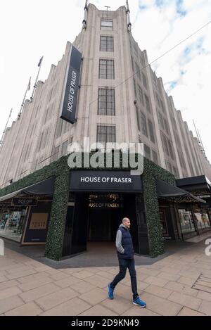 Londra, Regno Unito. 6 novembre 2020. Il grande magazzino House of Fraser di Oxford Street rimane chiuso il giorno 2 del secondo giorno di chiusura in Inghilterra imposto dal governo britannico. Le restrizioni dovrebbero durare fino al 2 dicembre nel tentativo di controllare la diffusione della pandemia di coronavirus in corso. Credit: Stephen Chung / Alamy Live News Foto Stock