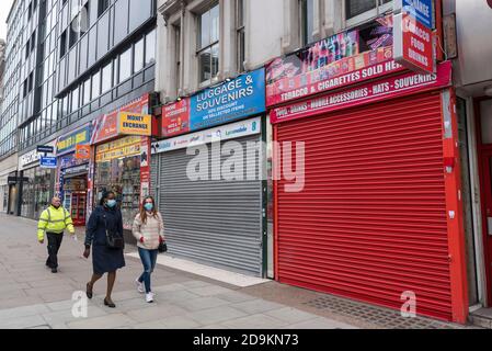 Londra, Regno Unito. 6 novembre 2020. Una tranquilla Oxford Street il giorno 2 del secondo giorno di blocco in Inghilterra imposto dal governo britannico. Le restrizioni dovrebbero durare fino al 2 dicembre nel tentativo di controllare la diffusione della pandemia di coronavirus in corso. Credit: Stephen Chung / Alamy Live News Foto Stock