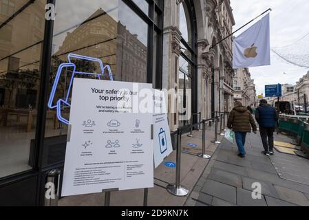 Londra, Regno Unito. 6 novembre 2020. Fuori dall'Apple Store su una tranquilla Regent Street il giorno 2 del secondo giorno di blocco in Inghilterra imposto dal governo del Regno Unito. Le restrizioni dovrebbero durare fino al 2 dicembre nel tentativo di controllare la diffusione della pandemia di coronavirus in corso. Credit: Stephen Chung / Alamy Live News Foto Stock