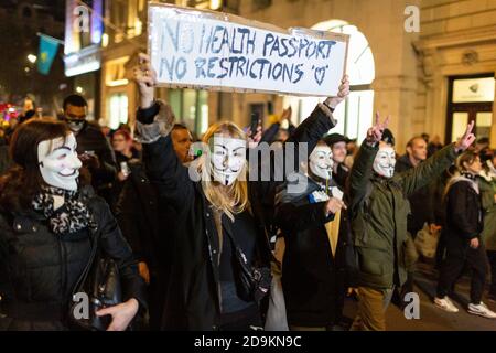 Un manifestante tiene un cartello mentre marciava durante la Million Mask March cui hanno partecipato molti scettici di blocco, Londra, 5 novembre 2020 Foto Stock