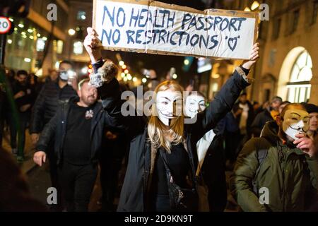Un manifestante tiene un cartello mentre marciava durante la Million Mask March cui hanno partecipato molti scettici di blocco, Londra, 5 novembre 2020 Foto Stock