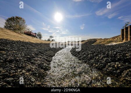 Recklinghausen, zona Ruhr, Renania Settentrionale-Vestfalia, Germania, l'Hellbach sarà rinaturato, sarà riprogettato in un'acqua quasi naturale, il flusso di nuova progettazione sarà assicurato nella zona argentata con stuoie di pietra, l'Hellbach appartiene al sistema fluviale dell'Emscher e quindi alla conversione dell'Emscher, In precedenza era un fognatore di acque reflue aperto, sopra il suolo, fognature di acqua miscelata con acqua di superficie e fognature. Foto Stock