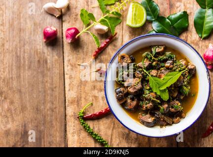 Anguilla piccante fritta con spezie thailandesi.su sfondo di legno.Copia spazio Foto Stock