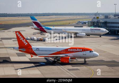 Duesseldorf, Renania Settentrionale-Vestfalia, Germania, aereo easyJet dopo l'atterraggio sulla strada per il cancello, aeroporto internazionale di Duesseldorf, DUS, dietro un Eurowings. Foto Stock