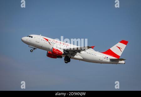 Duesseldorf, Nord Reno-Westfalia, Germania, gli aerei austriaci decolgono dall'aeroporto internazionale di Duesseldorf, DUS. Foto Stock