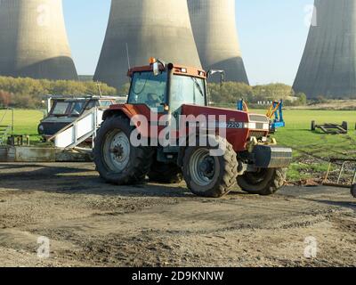 Trattore rosso grande agganciato ad un rimorchio Foto Stock