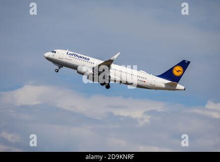 Duesseldorf, Nord Reno-Westfalia, Germania, Lufthansa decollo dall'aeroporto internazionale di Duesseldorf, DUS, Airbus A320-200. Foto Stock