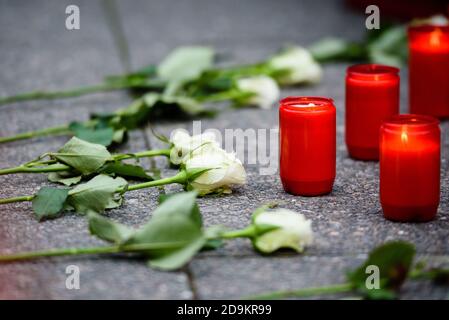 Berlino, Germania. 06 novembre 2020. Germania, Berlino, 06 novembre 2020: Fiori e candele possono essere visti in occasione delle riprese presso la sinagoga di Seitenstettengasse, nel centro di Vienna, il 2 novembre il Consiglio Centrale dei Musulmani in Germania ha chiesto un raduno di pace e una preghiera interreligiosa di fronte all'ambasciata austriaca. Gli organizzatori chiedono una coesistenza pacifica di tutte le persone, indipendentemente dall'etnia e dal credo, nonché un rigetto rigoroso del terrore e dell'estremismo.(Photo by Jan Scheunert/Sipa USA) Credit: Sipa USA/Alamy Live News Foto Stock