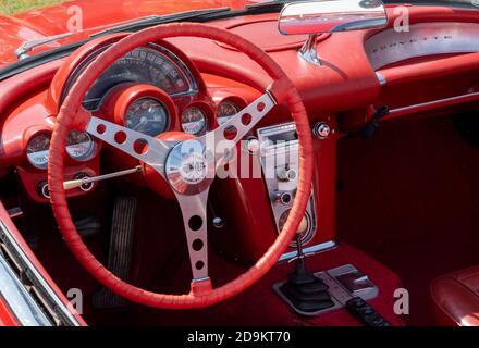 Cruscotto e volante su un'auto cabriolet 1959 Chevrolet Corvette American. Foto Stock