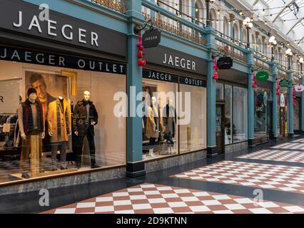 Negozi al dettaglio tra cui Jaeger in Great Western Arcade, Colmore Row, Birmingham, Inghilterra, Regno Unito Foto Stock