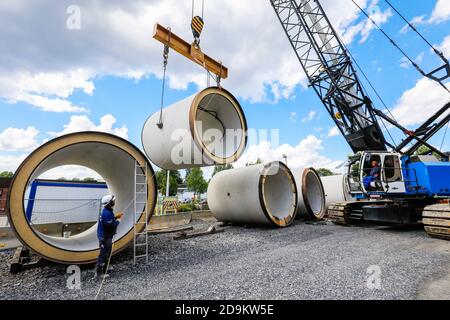 Nuova costruzione della rete fognaria di Berna, che solleva il tubo fognario nel fusto durante il tunneling, Berna appartiene al sistema fluviale Emscher, era in precedenza una rete fognaria aperta, sopra il suolo, la conversione Emscher, Essen, Ruhr, Nord Reno-Westfalia, Germania Foto Stock