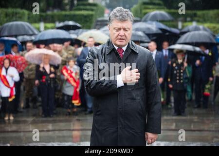 KIEV, UCRAINA - 22 giu 2015: Presidente dell'Ucraina Petro Poroshenko alla tomba del Milite Ignoto nel Parco della Gloria a Kiev Foto Stock