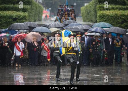 KIEV, UCRAINA - 22 giu 2015: Guardia d'onore al Parco della Gloria durante la cerimonia dei fiori di posa alla Tomba del Milite Ignoto nel Parco della Gloria a Kiev Foto Stock