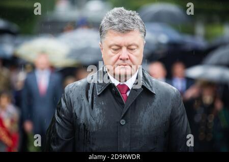 KIEV, UCRAINA - 22 giu 2015: Presidente dell'Ucraina Petro Poroshenko alla tomba del Milite Ignoto nel Parco della Gloria a Kiev Foto Stock