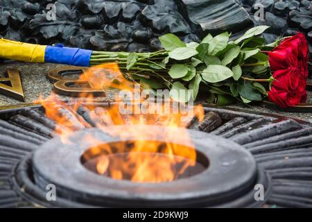 KIEV, UCRAINA - 22 giu 2015: Fiori dal presidente dell'Ucraina Petro Poroshenko alla tomba del Milite Ignoto nel Parco della Gloria a Kiev Foto Stock