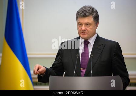 KIEV, UCRAINA - 22 DICEMBRE 2014: Presidente dell'Ucraina Petro Poroshenko durante il tradizionale capodanno di accoglienza per i capi diplomatici delle missioni diplomatiche degli stati esteri a Kiev Foto Stock