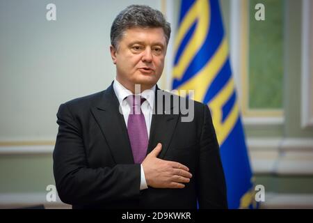 KIEV, UCRAINA - 22 DICEMBRE 2014: Presidente dell'Ucraina Petro Poroshenko durante il tradizionale capodanno di accoglienza per i capi diplomatici delle missioni diplomatiche degli stati esteri a Kiev Foto Stock