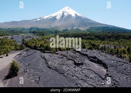 Vista aerea del vulcano Osorno dal drone. Clima arido secco e tracce di sabbia vulcanica. Cielo blu chiaro. Puerto Varas, Osorno. Foto Stock